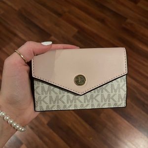 Small Michael kors wallet. Brand new not stains or cuts.